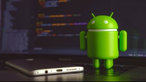 ¿Para qué sirve el pequeño orificio que está en la parte superior de tu Android?