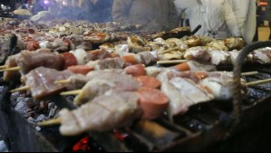 Esta es la forma correcta de limpiar la parrilla para el asado según el chef Álvaro Barrientos: No es con cebolla