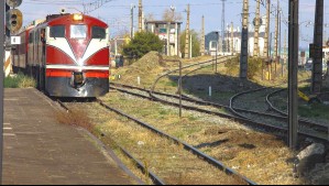 Estaba tomando alcohol en la vía pública, arrancó de Carabineros para evitar fiscalización y lo atropelló un tren