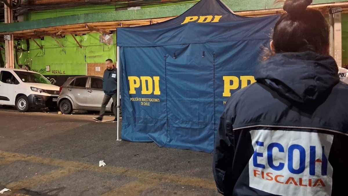 Hombre muere baleado fuera de su departamento en Estación Central: Recibió al menos cinco disparos