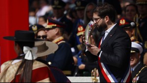 Presidente Boric autoriza inicio de la Parada Militar: Junto a altas autoridades comparte brindis de chicha en cacho