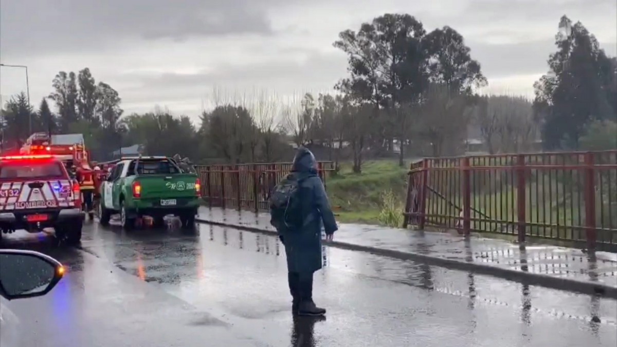 Conductor muere tras arrasar contra barrera de contención y caer al río Cautín en Padre Las Casas