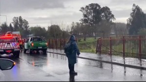 Conductor muere tras arrasar contra barrera de contención y caer al río Cautín en Padre Las Casas