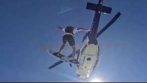 La increíble hazaña de chileno en Abu Dhabi: Saltó desde helicóptero para surfear sobre ola artificial