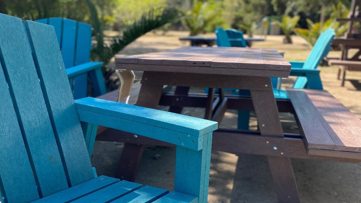 Soprole y Desafío Chile inauguran mobiliario hecho de potes de yoghurt y postre reciclados