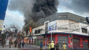 Gran incendio afecta a locales comerciales en el barrio Meiggs: Columna de humo se ve en distintos puntos de la capital