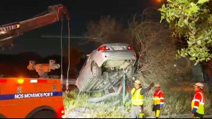 Auto queda sobre árbol tras accidente en Quilicura: Conductor accionó freno de mano por presunta encerrona