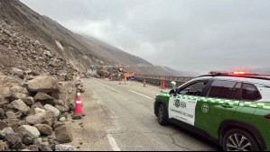 Derrumbe de rocas en la cuesta Chinchorro genera corte en la Ruta 5 Norte: Hay una comuna aislada y kilométrico taco