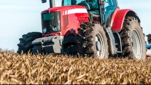 'Nadie sabe cómo pasó': Obrero de 74 años muere aplastado por un tractor