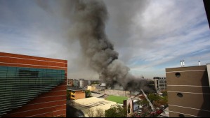 Humo y olor a plástico en Santiago tras incendio en cercanías de Meiggs: Revisa las recomendaciones