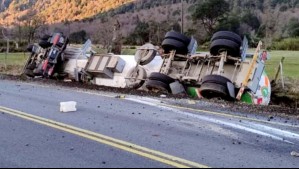 Dos choferes mueren tras volcamiento de camión en Curacautín: Uno de ellos sufrió un paro al prestar auxilio