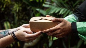 PDI advierte sobre nuevo modo de estafa a través de encomiendas 'por pagar': En qué consisten y cómo prevenirlas