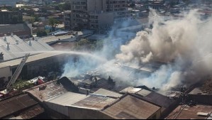 Incendio se registra en la comuna de Santiago: Bomberos trabaja con más de 10 carros en la emergencia