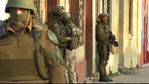 Al menos cinco detenidos deja allanamientos simultáneos en Santiago y San Bernardo: Carabineros busca armas y droga
