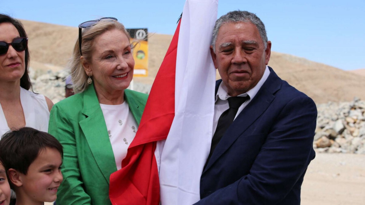 Rescue of the 33 miners: They install a flag in tribute to the deceased former president Sebastián Piñera at the San José mine