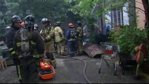 Incendio afecta a viviendas del Barrio Franklin en Santiago: Trabajan cerca de 100 bomberos