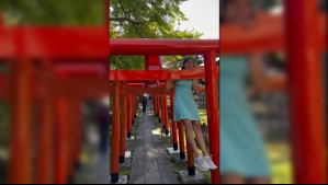 'Soy chileno y no me representa': Influencer se llena de críticas en redes por hacer ejercicios en santuario japonés