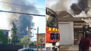 Gran incendio afecta a bodega y fábrica textil en Independencia