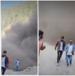 India fue la protagonista de lo que pudo ser un fatal desenlace. Un registro de video captó el momento exacto en que una decena de obreros se salvaron de ser sepultados por un alud en medio de la construcción.