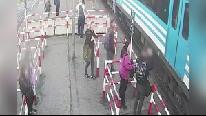 Video muestra a peatón golpeado por un tren mientras caminaba mirando el celular