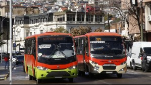 'El chofer me levantó, me dejó en la vereda y se fue': Mujer denuncia grave lesión tras caer de micro en Valparaíso