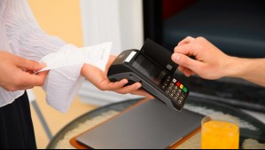 ¿Fin de las propinas? Proyecto busca acabar con esta práctica en ciertos comercios a través de multas a empleadores