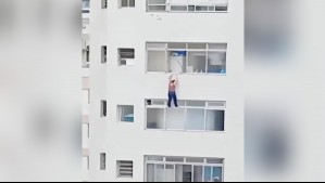 Impresionante: Mujer quedó colgando de una ventana mientras limpiaba vidrios en Brasil