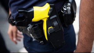 Mayoría de vecinos de La Reina piensa que inspectores municipales deberían usar taser y esposas