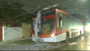 Bus Red perdió el control y arrasó con poste de luz en Quinta Normal