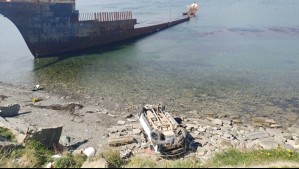 Encuentran auto volcado frente al mar de Punta Arenas: Estaba cerca de la casa de los padres del Presidente Boric