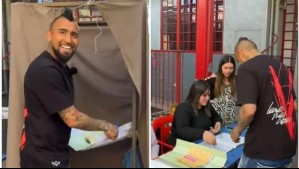 El 'reclamo' que le hizo una vocal de mesa a Arturo Vidal tras ir a votar