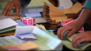 Encuentran votos tirados en una plaza de Puente Alto y en un basurero de La Florida