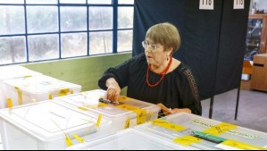 Expresidenta Bachelet aborda caso Monsalve tras votar en las elecciones: 'La violencia contra la mujer es inaceptable'