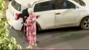 Video muestra violenta encerrona a adulta mayor con muletas en La Florida