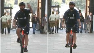 UC le ofrece tentador regalo al Presidente Boric tras llegar en bicicleta a La Moneda con camiseta del club