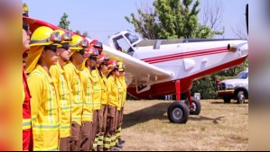 Tiene capacidad para 3.200 litros de agua: Así es el nuevo avión Air Tractor AT-802A contra incendios de Conaf