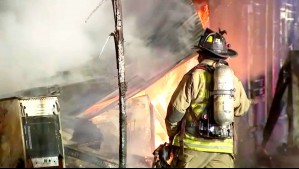 Voraz incendio destruyó tres viviendas en Recoleta: Fuego comenzó en una toma