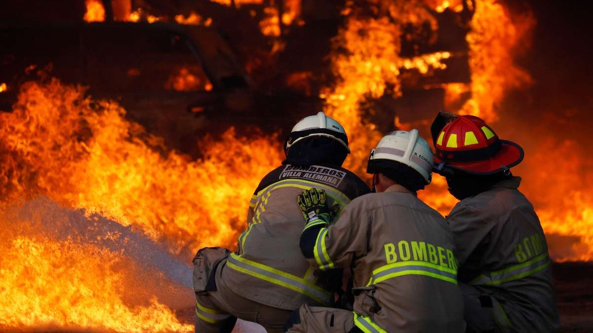 Senapred declara Alerta Roja por incendio forestal en la comuna de Valparaíso