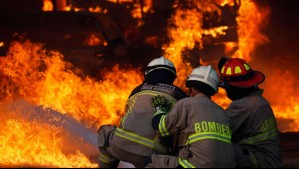 Senapred declara Alerta Roja por incendio forestal en la comuna de Valparaíso