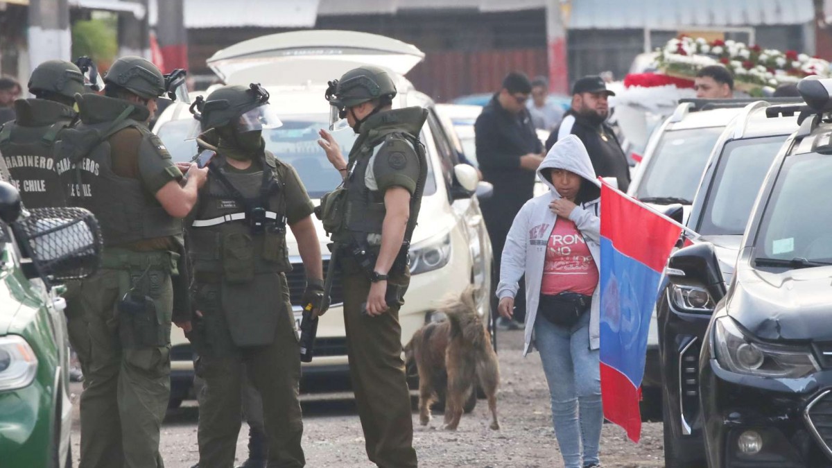 Gran contingente policial en funeral de 'Enzo Bombazul': Barrista acribillado era investigado por homicidio