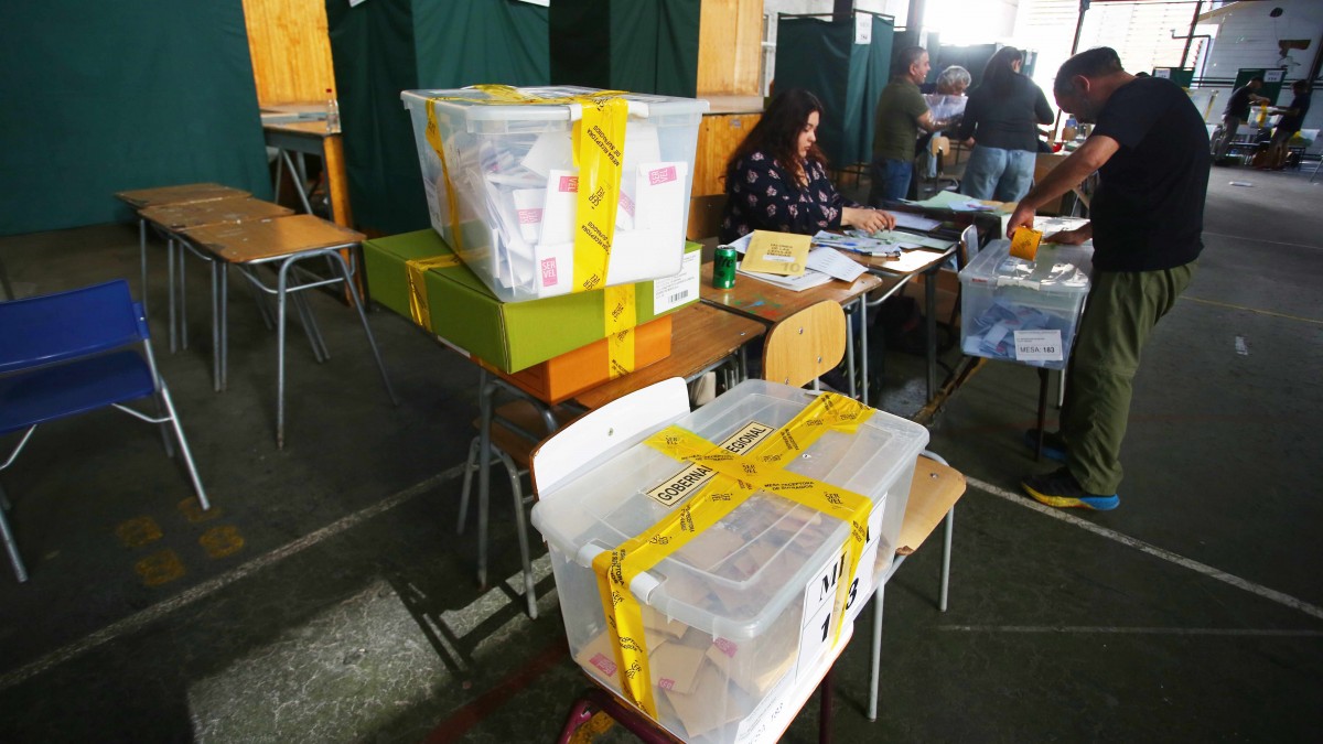 Vocales de mesa amenazan con no presentarse en la segunda vuelta de gobernadores y organizan una demanda colectiva