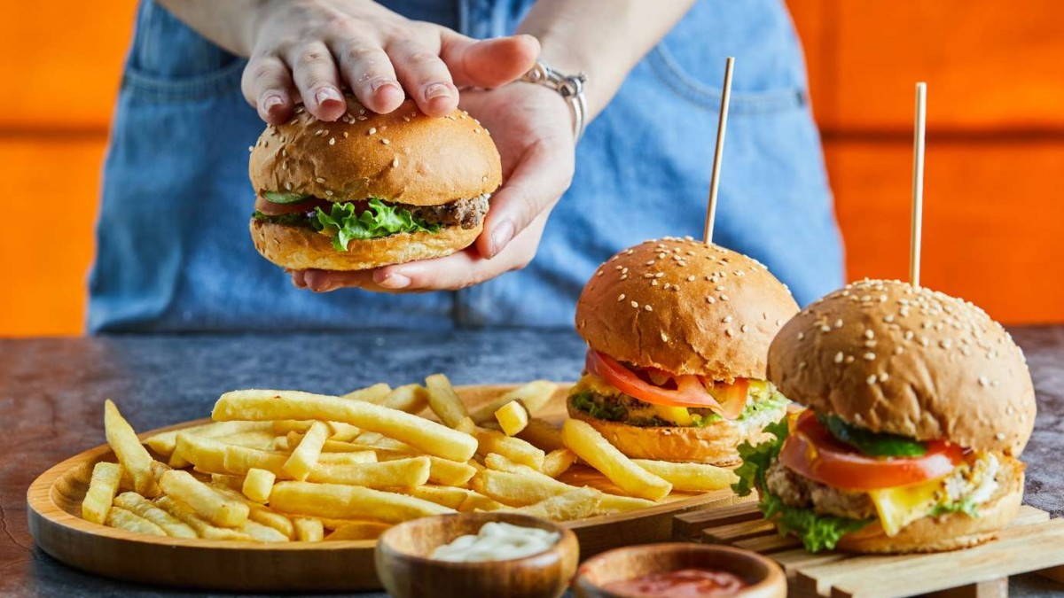 Tiene locales en Chile: Gigante de la comida rápida se declara en quiebra en Estados Unidos