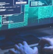 Autoridades de la Policía Nacional y del Ministerio Público de Perú allanaron la vivienda de un presunto hacker, a quien se le investiga por haber robado más de $500 millones desde cuentas bancarias de chilenos. Más en la nota.