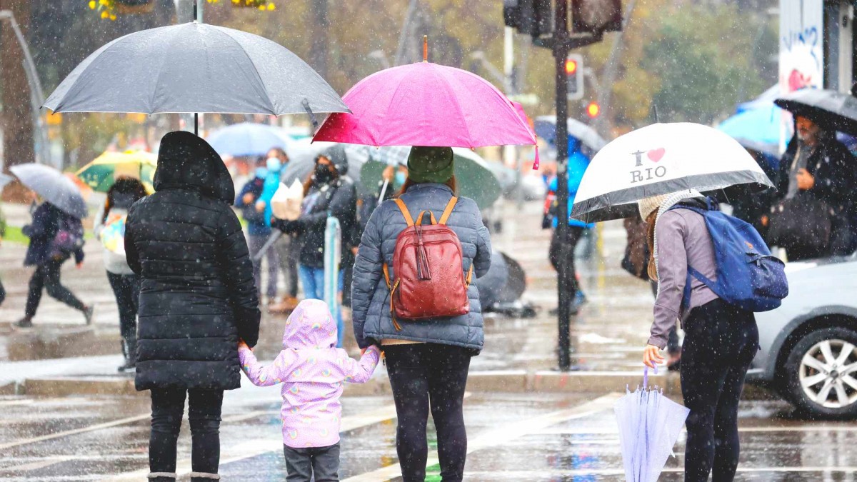 Vuelven las lluvias a la capital: Jaime Leyton pronostica precipitaciones este fin de semana en sectores de la RM