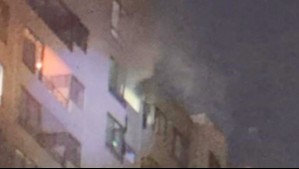 Incendio afecta a departamento de edificio ubicado en pleno centro de Santiago