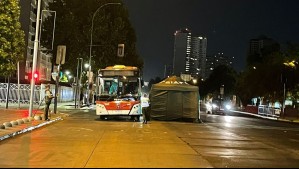 Peatón muere atropellado por bus de Red en la Alameda: Conductor se encuentra detenido