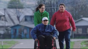 'Somos tremendo equipo': La potente historia de rehabilitación de Joaquín y sus dos mamás que emocionó en la Teletón