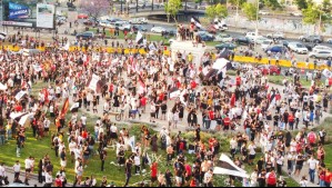 Colo Colo campeón: Miles de hinchas del Cacique celebran en Plaza Baquedano la obtención del título