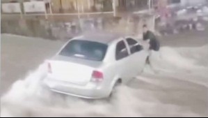 Video muestra a un hombre arriesgando la vida por salvar su auto tras graves inundaciones en Colombia