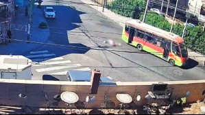 Registran caída de estudiante desde una micro que transitaba con la puerta abierta en Valparaíso: Murió por el impacto